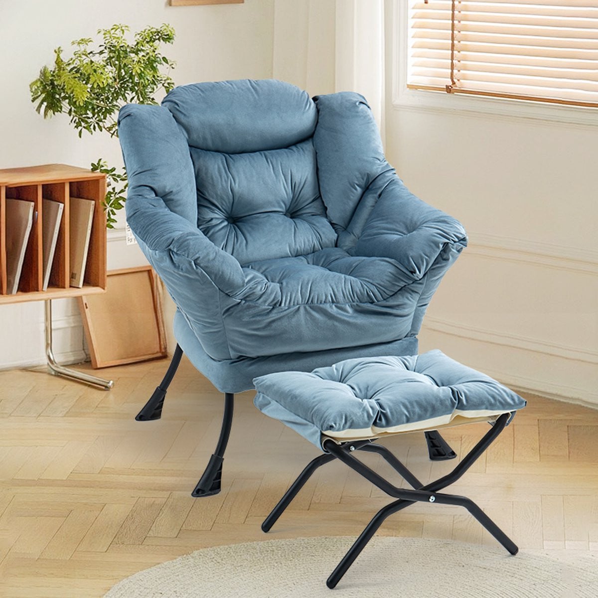 Moderne relaxstoel met opvouwbare voetenbank en zijzakken, wit fluweel
