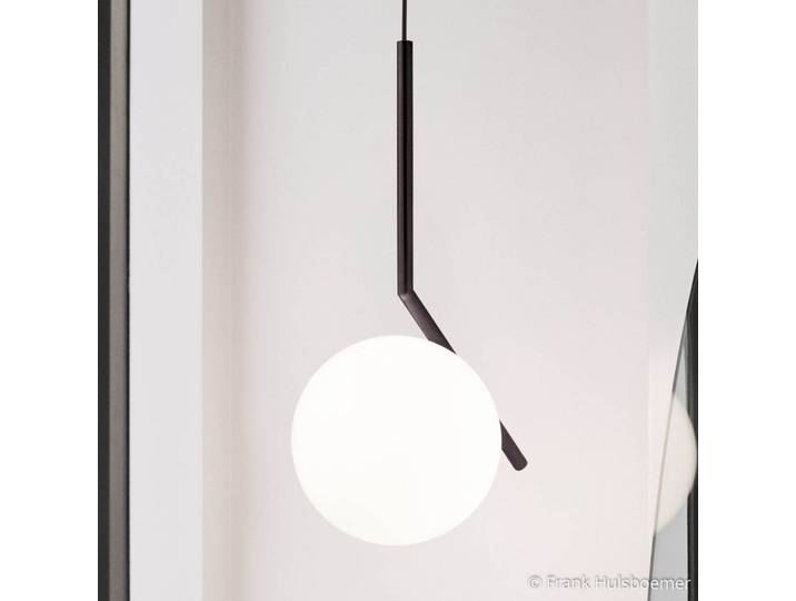 IC S2 Pendelleuchte Matt Schwarz - Flos - Wohnzimmer - Design - Glas - Kugel