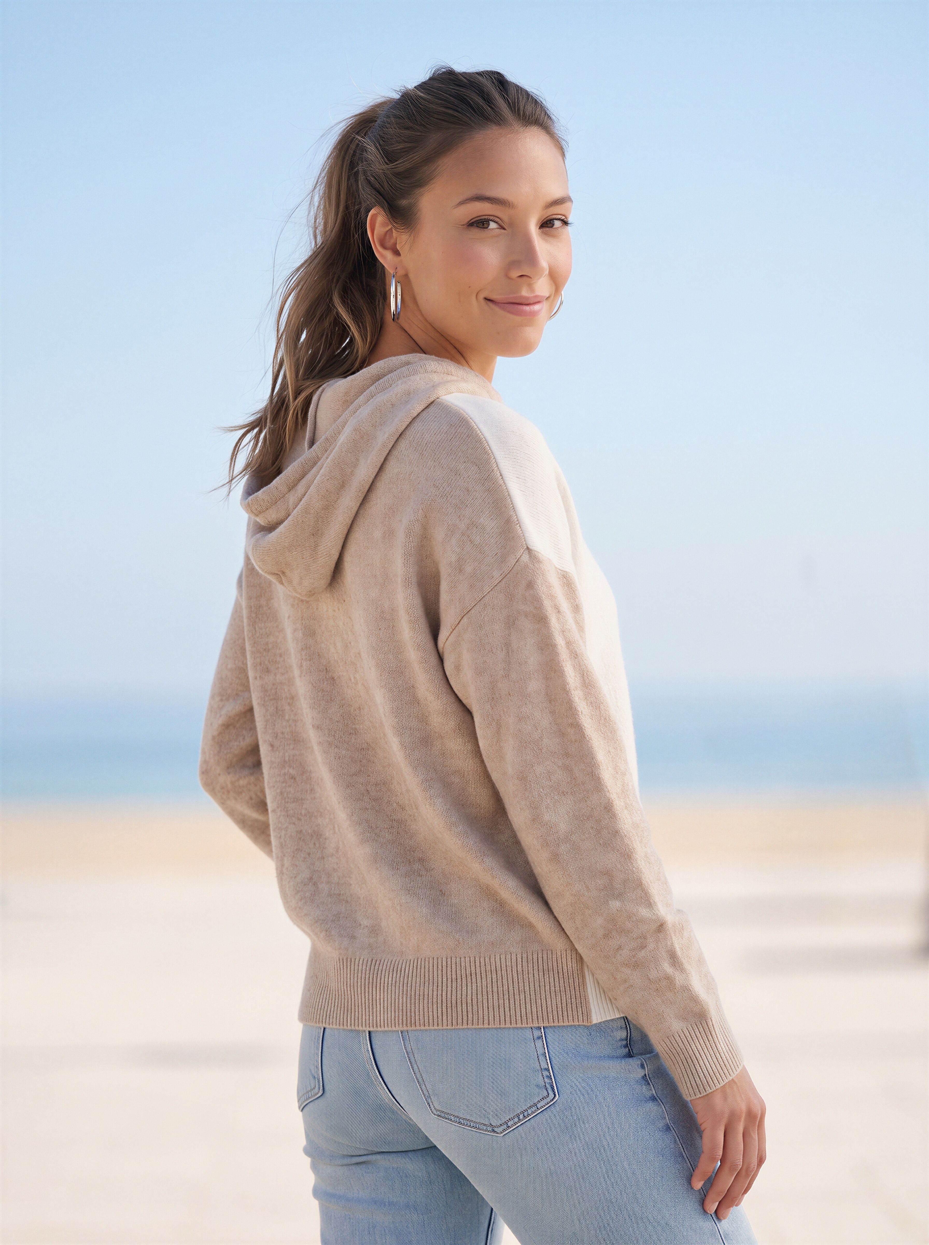 Kapuzenpullover VIVANCE "in lässiger Colorblock-Optik aus softer Strickware", Damen, Gr. 44/46, beige (creme, sand), Strick, Obermaterial: 52% Polyester, 44% Polyacryl, 4% Elasthan, figurumspielend hüftlang, ohne Ausschnitt, Rippstrickbündchen, Pullover K