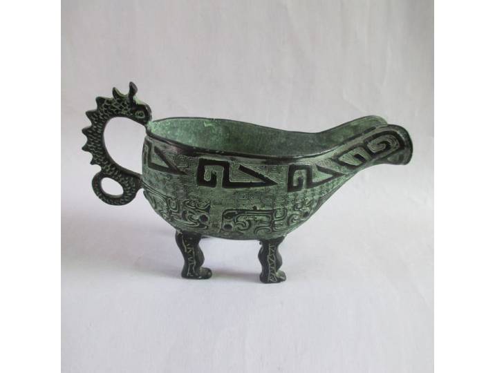 Sculpture de verre à vin en bronze antique chinois avec inscriptions de dragon