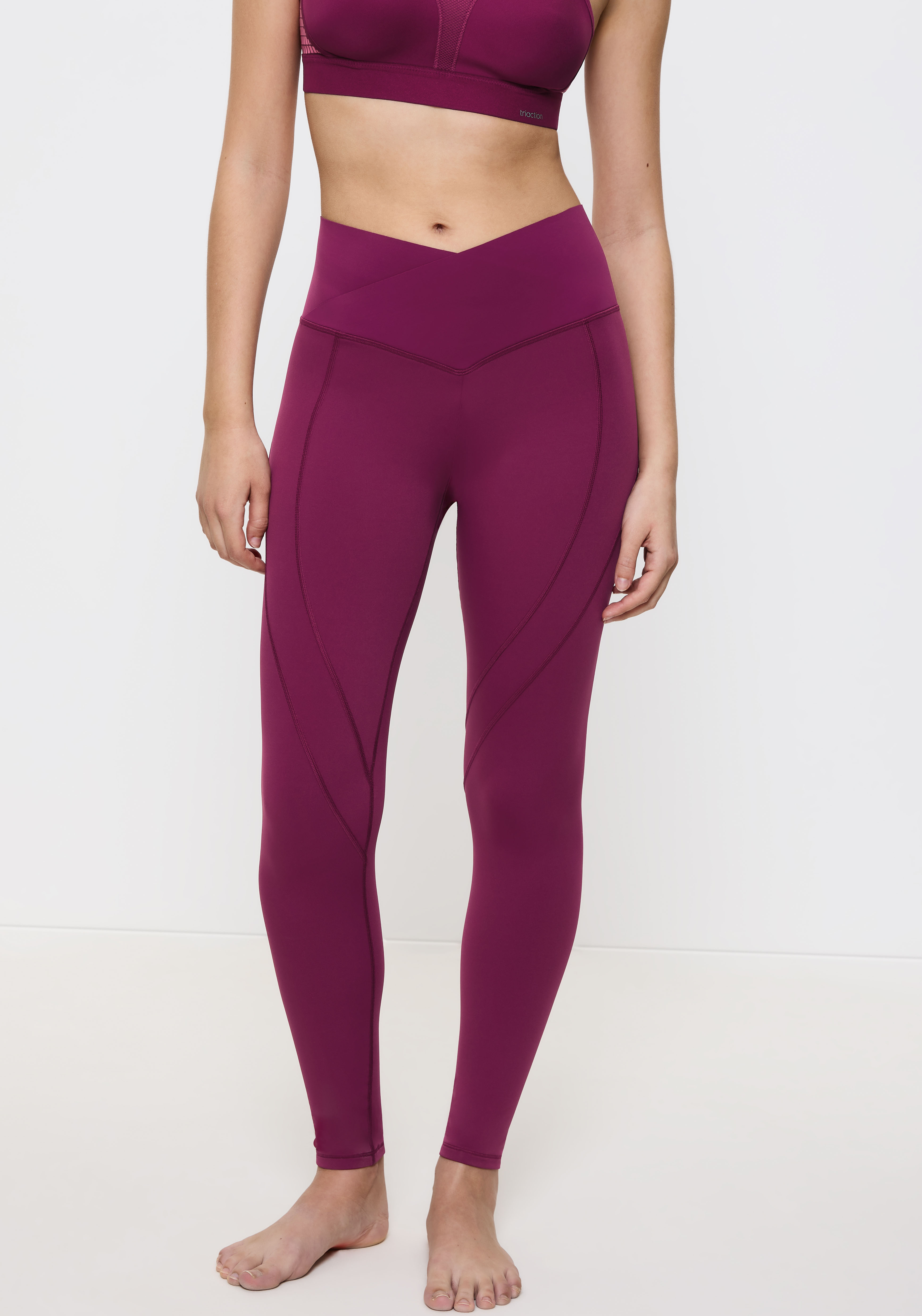 Sporthose TRIACTION BY TRIUMPH "Cardio RTW High-Rise Leggings", Damen, Gr. XS, N-Gr, lila (schwarz wine), Single Jersey, Obermaterial: 81% Polyamid, 19% Elasthan, eng 7/8-Länge, Hosen Sporthose, atmungsaktiv schwarz wine XS, N-Gr