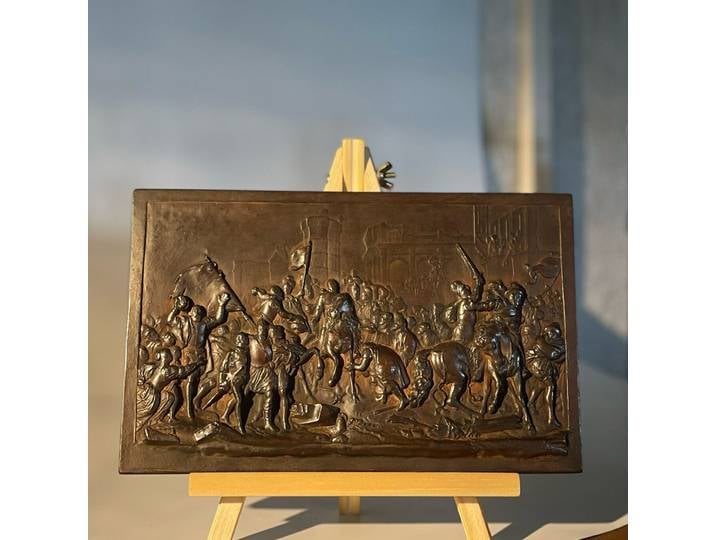 Reproduction en pierre du relief français « Le Retour d'Henri IV », ornements sculptés Art Déco