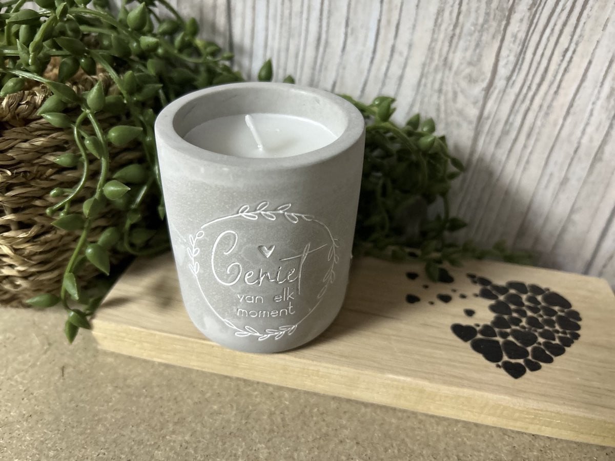 Creaties van Hier Cement Kaars met houten plankje - 8 cm