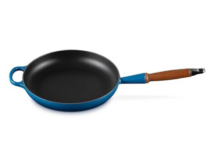 LE CREUSET Emaillierte Gusseisen-Bratpfanne Alpine mit Holzgriff, 26 cm, Blau (Marseille)