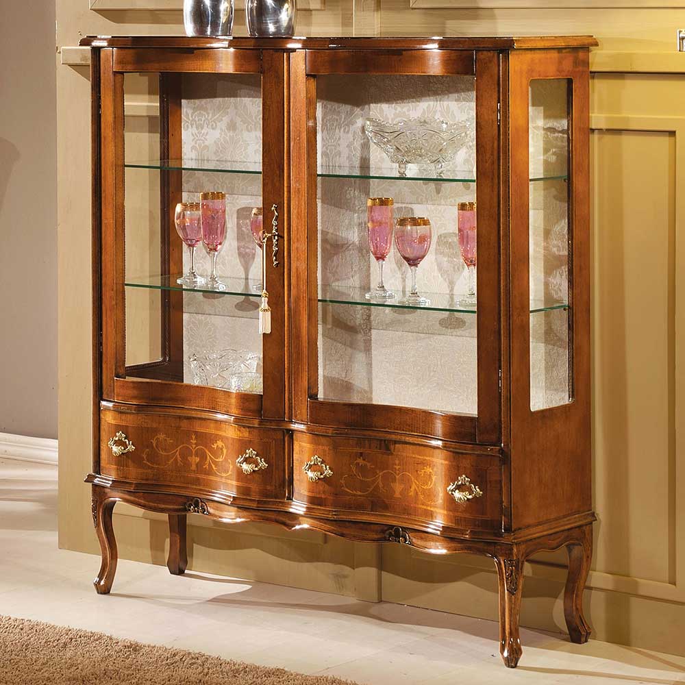 Pharao24.de Standvitrine mit Nussbaum furniert Barock Design