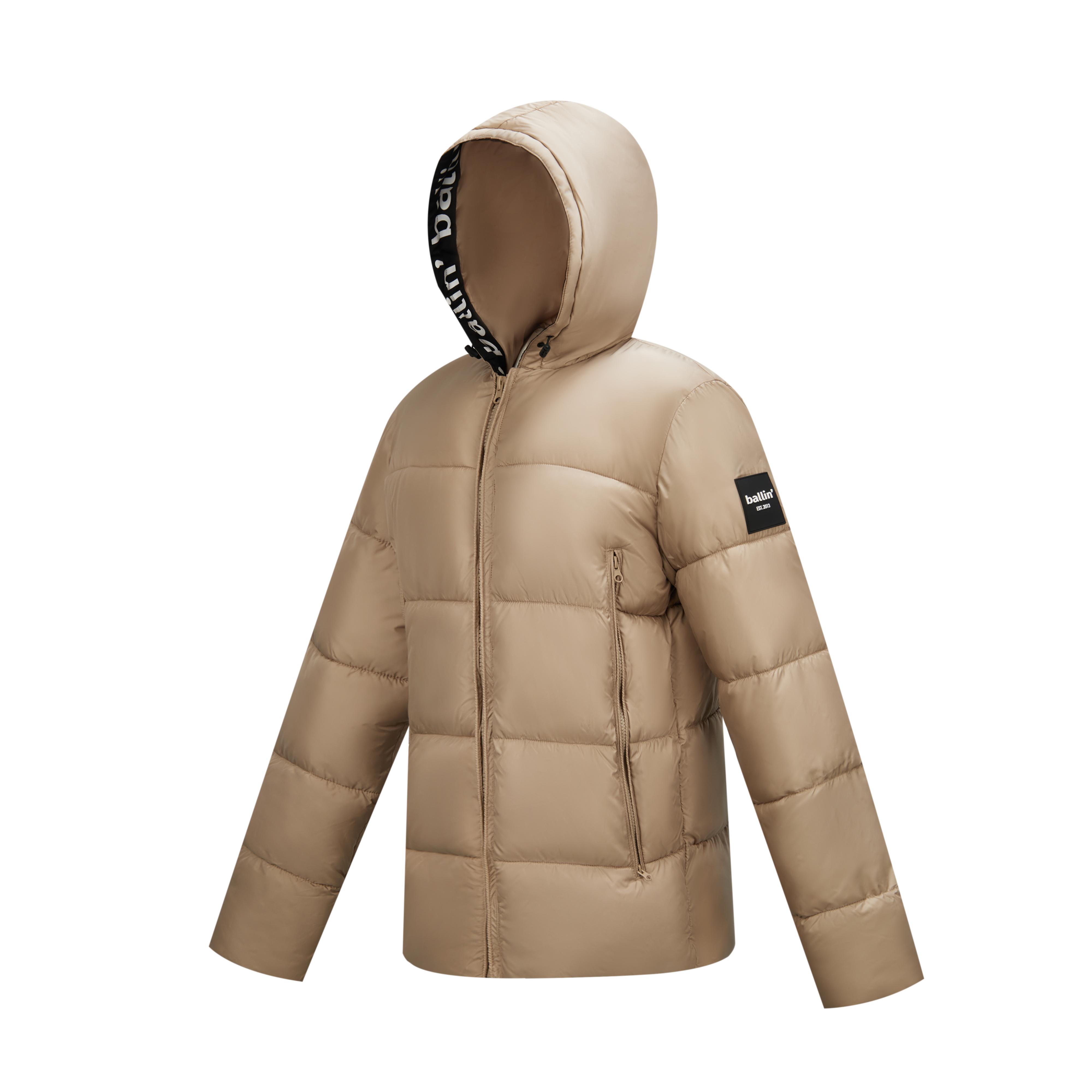 Herren Wintermantel von der Marke Ballin Est. 2013. Die Jacke ist aus hochwertigem Polyester gefertigt und hat eine normale Passform. Die Jacke verfügt über einen Auf- und Abwärts-Reißverschluss, einfach für Fahrrad, Moped oder Roller. Marke: Ballin Est. 2013Modellname: Jacke CalvinKategorie: HerrenjackeMaterialien: PolyesterFarbe: taupe beige