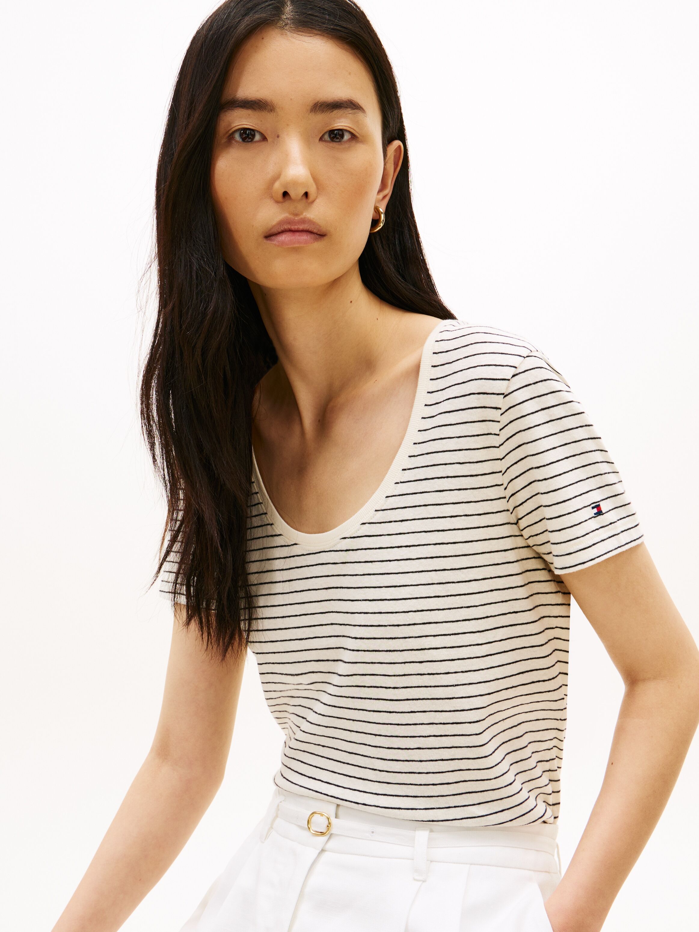 Kurzarmshirt TOMMY HILFIGER "CO LINEN SCOOP NK SS TEE", Damen, Gr. L (42/44), weiß (small brt stp calico, schwarz), Single Jersey, Obermaterial: 50% Baumwolle, 50% Leinen, gestreift, figurbetont normal, U-Boot-Ausschnitt, Shirts Kurzarmshirt, mit kleinem 
