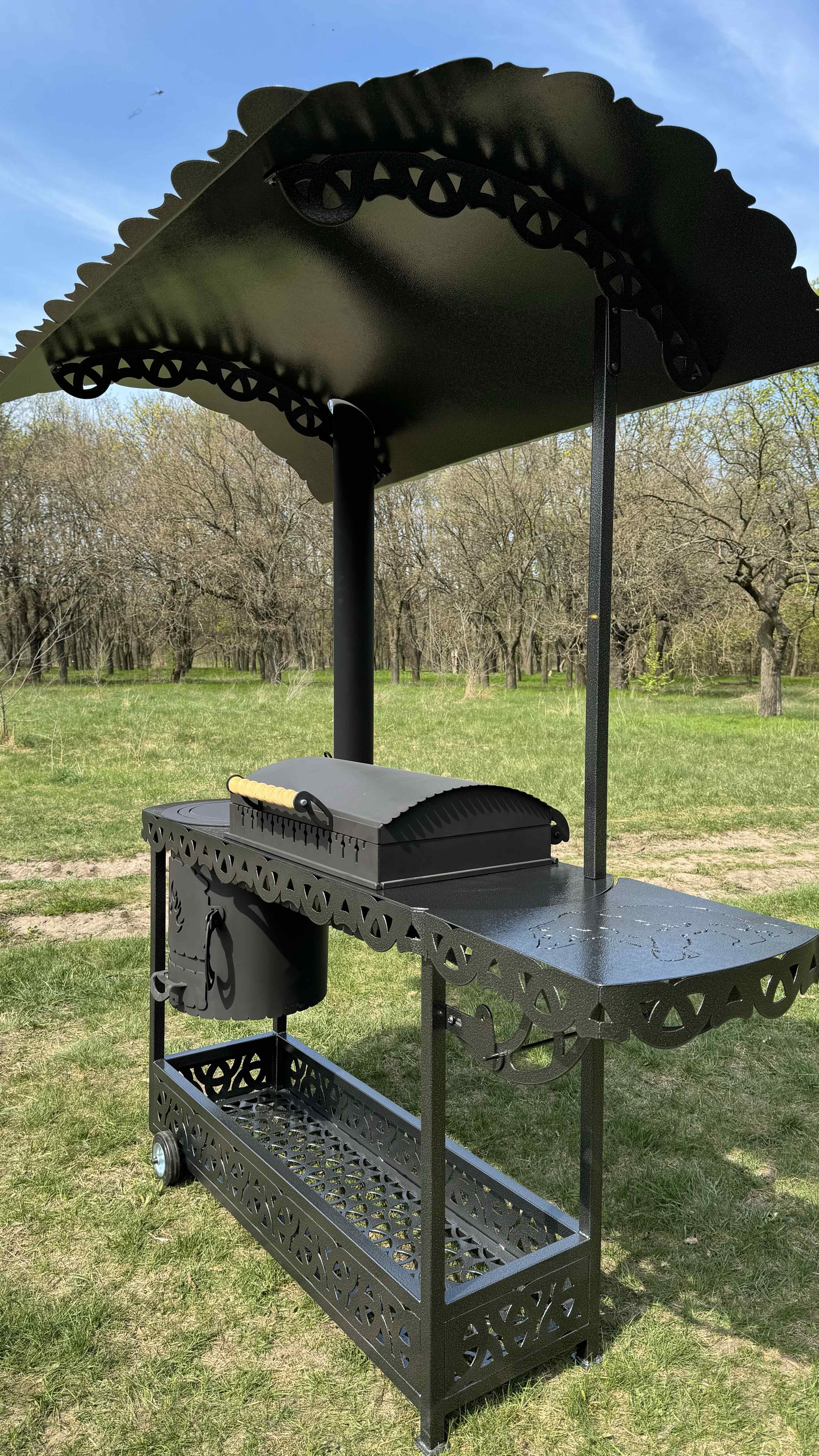 Grillstation mit Dach & Kesselofen - BBQ Grillwagen mit Kohlegrill, mit Uchag Ablage & Rollen - Outdoor Gartenküche aus Metall 4mm, Pulverbeschichtung