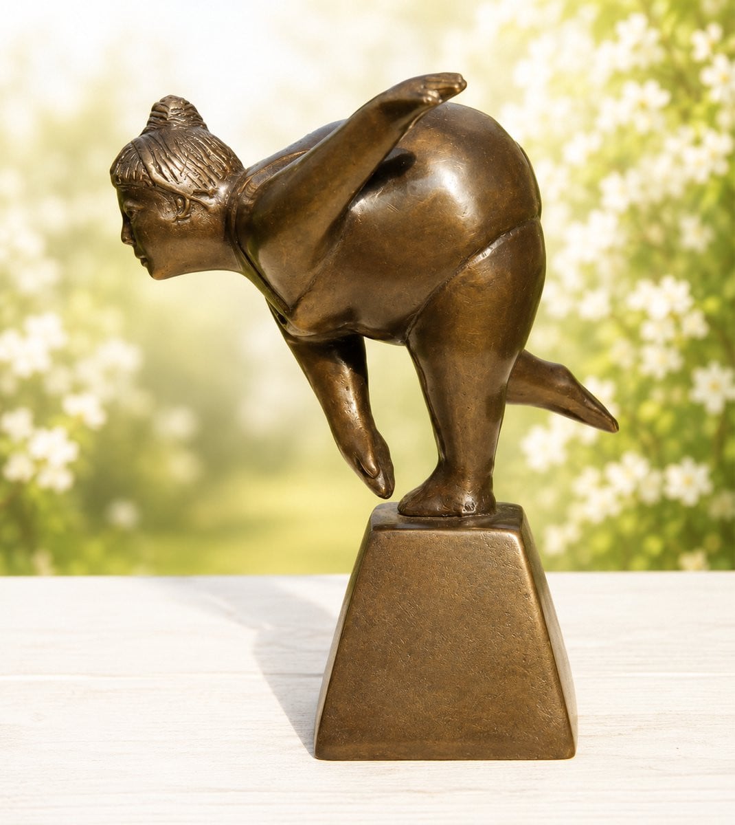 Bronskleurig beeld van een dame voor op tafel