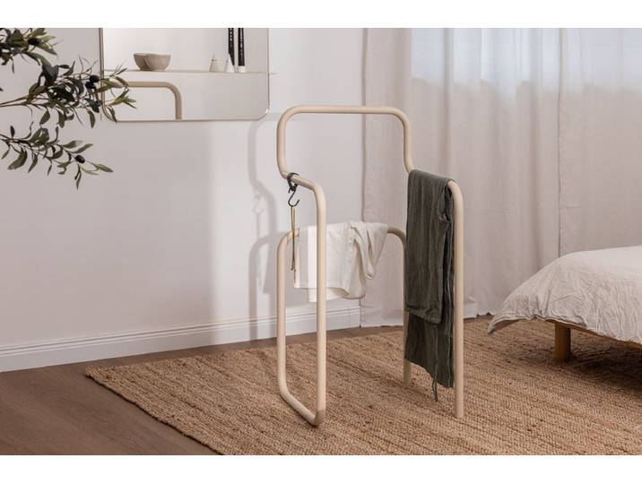 Garderobe James – Minimalistischer Herrendiener im Stuhl-Design - Cashew - Luxusbetten24