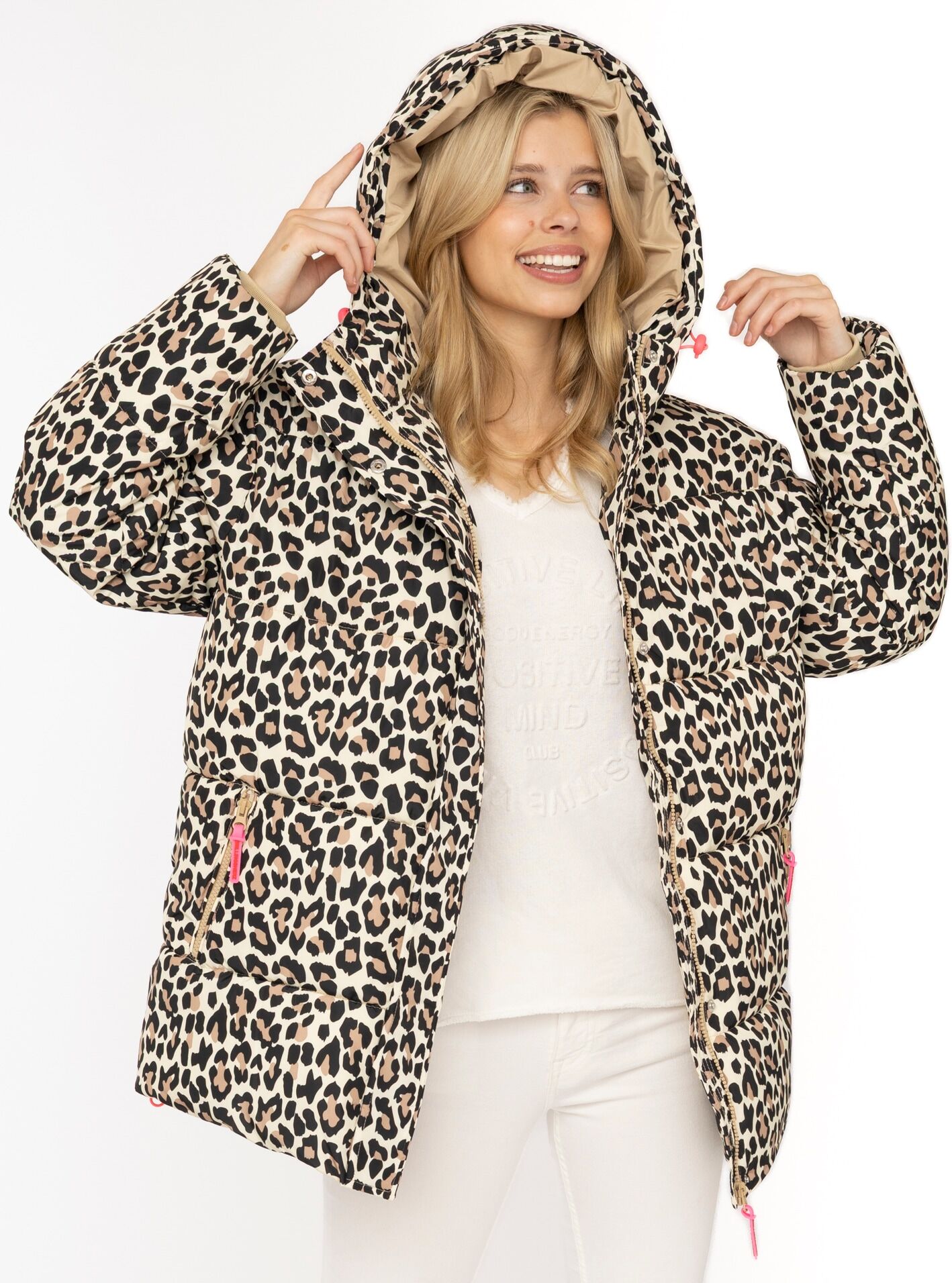 Steppjacke ZWILLINGSHERZ "„Leo Classic AOP“", Damen, Gr. S, beige, Obermaterial: 100% Polyester, Jacken Steppjacke, Kapuze, Leomuster, verdeckter Reissverschluss mit Knopfblende, Taschen beige S