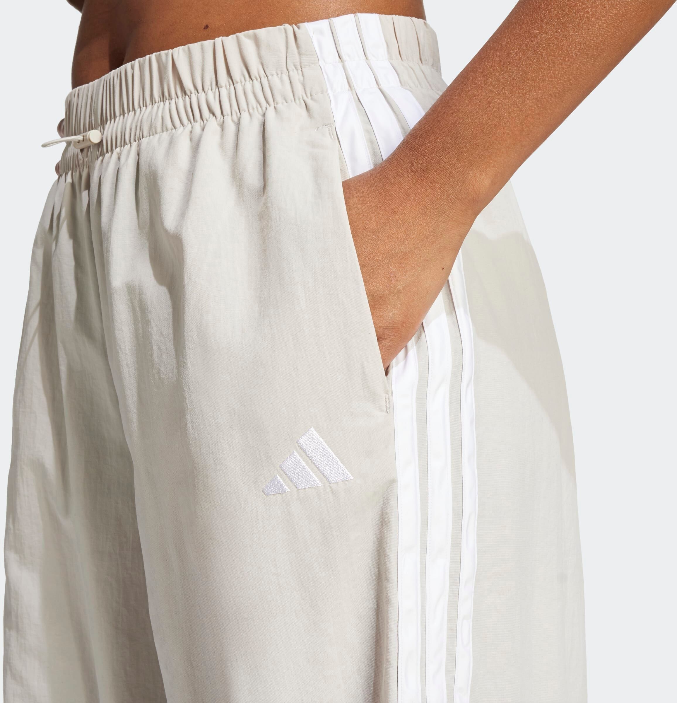Sporthose ADIDAS SPORTSWEAR "ESSENTIALS 3-STREIFEN LIFESTYLE WOVEN PARACHUTE", Damen, Gr. XXL, N-Gr, grau (wonder alumina, weiß, normal, gr.), Obermaterial: 100% Polyamid, Hosen Sporthose, Fallschirmhose, locker geschnitten, mit weitem Bein wonder alumina