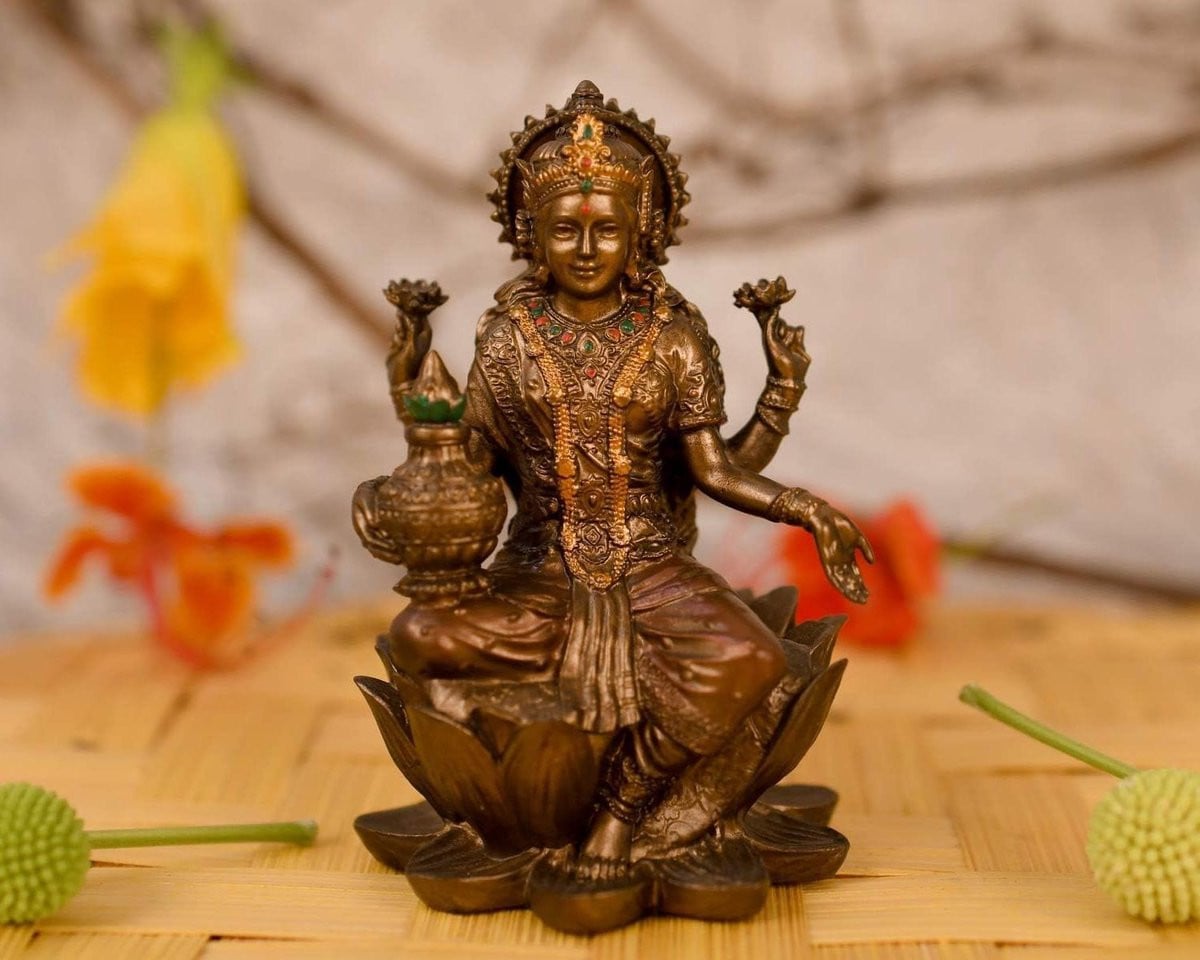 Handgeschilderd Lakshmi Godin Standbeeld voor Huis en Kantoor Decoratie - 8 x 5 cm
