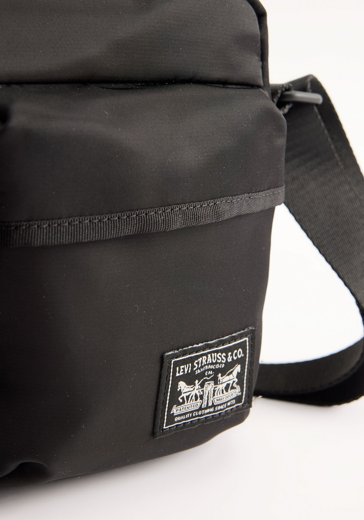 Schultertasche LEVI'S, Damen, Gr. B/H/T: 25cm x 17cm x 5cm, schwarz (caviar), Web, Kunstfaser, Taschen Schultertasche, mit 2 Vordertaschen caviar B/H/T: 25cm x 17cm x 5cm
