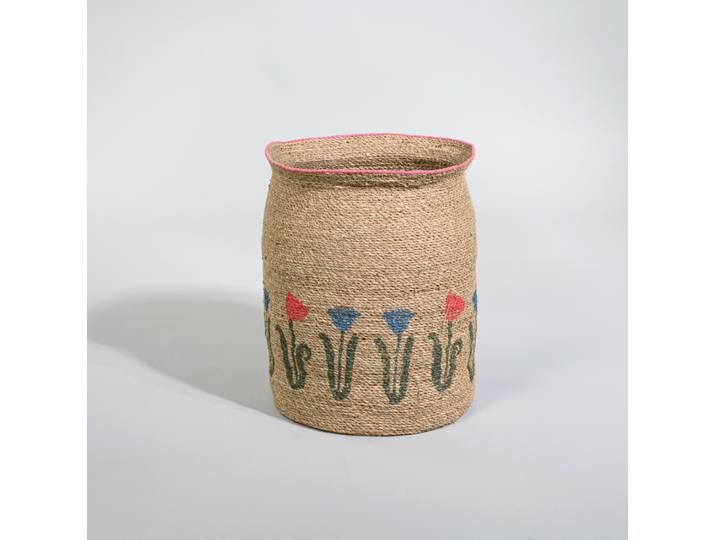 Papyruskorb mit dreifarbigem Blumenmuster und rosa Borte