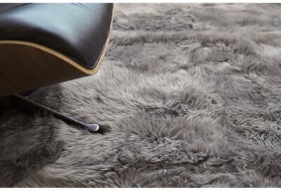 EXQUISITE RUGS Sheepskin Hand-stitched Grey Area Rug.