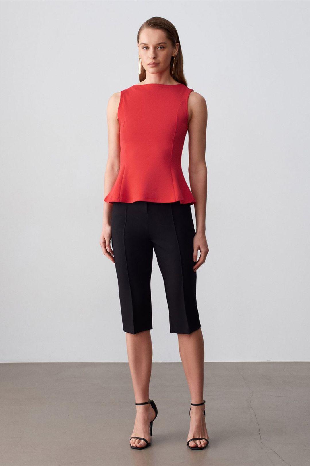 Figur betonte ärmellose Peplum-Bluse
