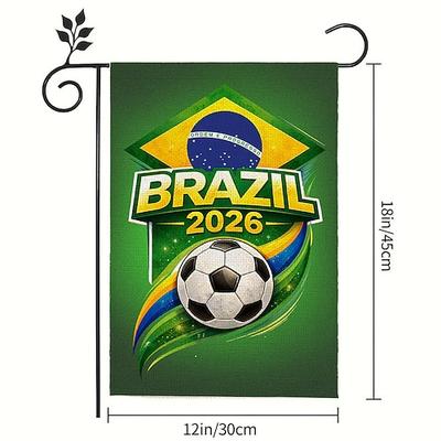 Gartenflagge „Brasilien 2026" mit brasilianischen Flaggenfarben und Fußballmotiv sowie dem Schriftzug „Brasilien 2026" – eine farbenfrohe Gartendekoration für Fußballfans.