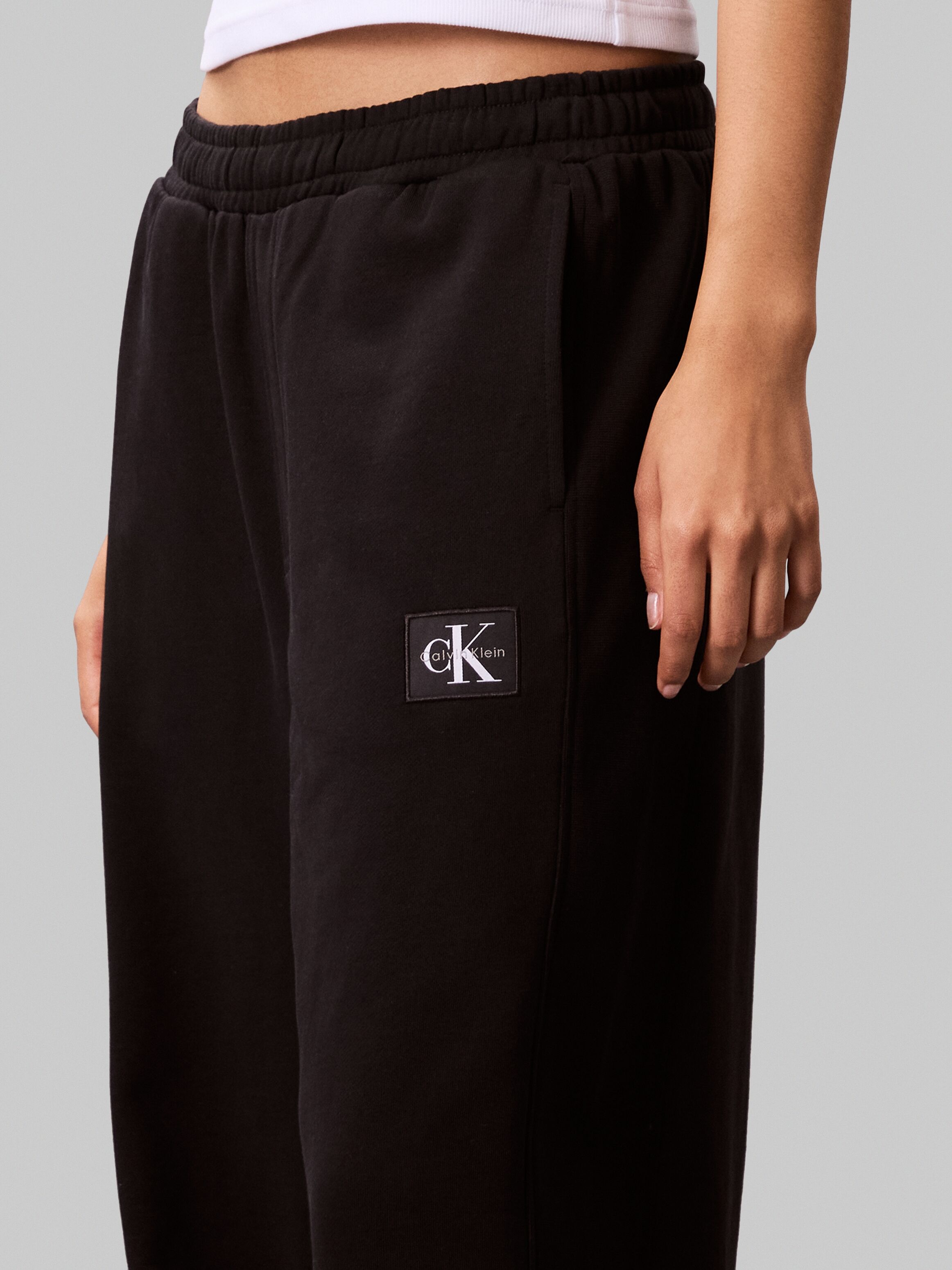 Sweathose CALVIN KLEIN "A- FRENCH TERRY BADGE LOGO PANT", Damen, Gr. S (38), N-Gr, schwarz, Sweatware, Obermaterial: 100% Baumwolle, unifarben, weit lang, Hosen Sweathose, mit weitem Bein schwarz S (38), N-Gr