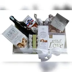 DieGeschenkkorbmacher Hochzeits-Geschenkkorb, 8-tlg., mit Prosecco, Naschwerk und Herz-Schokolade