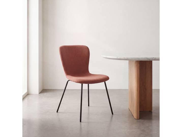 Chaise coloris rouille et pieds en acier noir