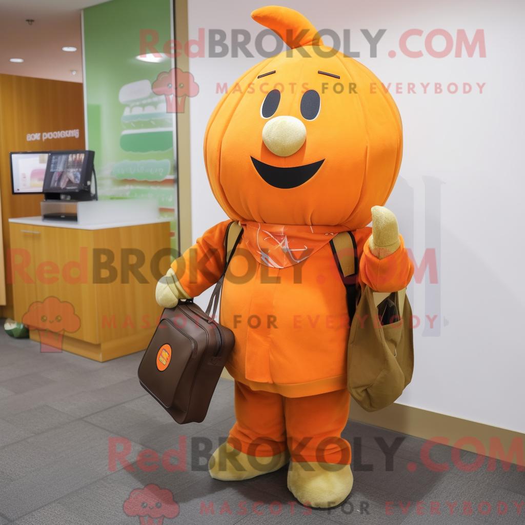 Orangefarbener REDBROKOLY Kürbis-Maskottchen-Kostümcharakter mit Parka und Aktentasche