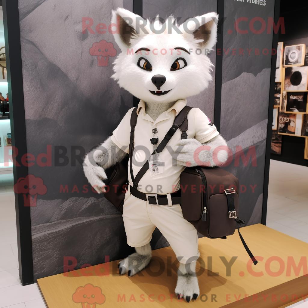 Maskottchen REDBROKOLY einer weißen Zibetkatze mit Poloshirt und Aktentasche