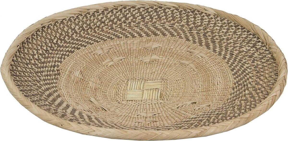 Handgemaakte gevlochten decoratieve mand in natuurlijke kleur met een diameter van 36 cm