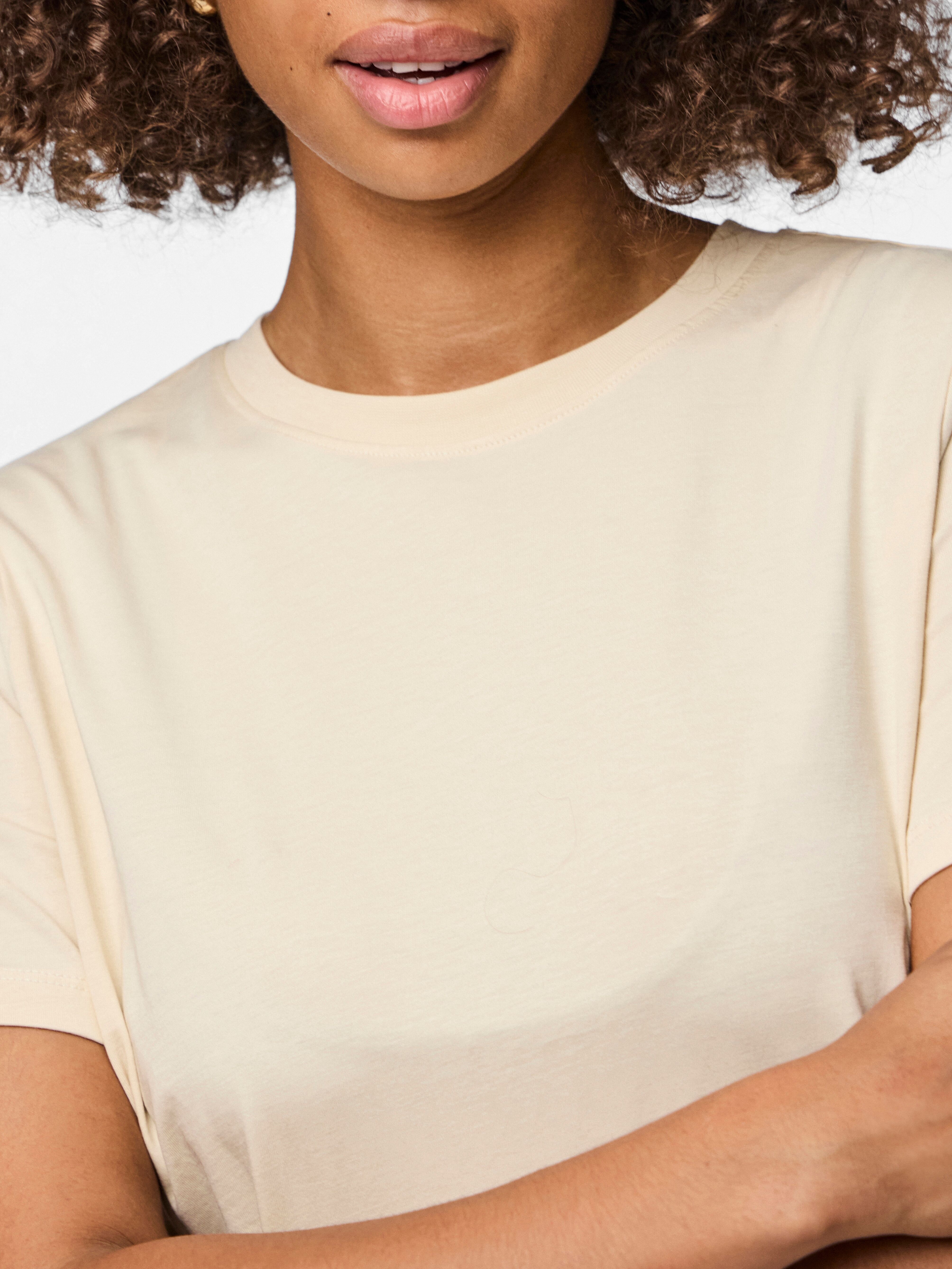 Rundhalsshirt PIECES "PCRIA SS SOLID TEE NOOS BC", Damen, Gr. S, beige (birch), Single Jersey, Obermaterial: 100% Baumwolle, unifarben, regular fit normal, Rundhals, Shirts Rundhalsshirt, Baumwolle, regular fit birch S