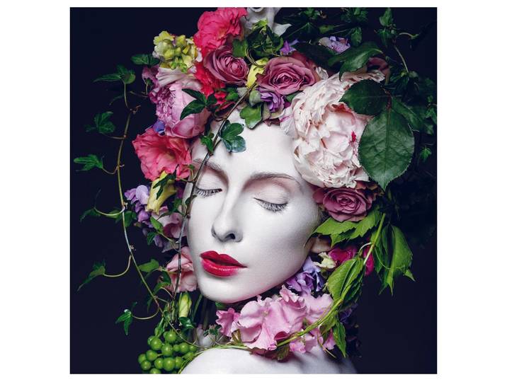 Alubild Hübsche Frau mit Blumen image LAND