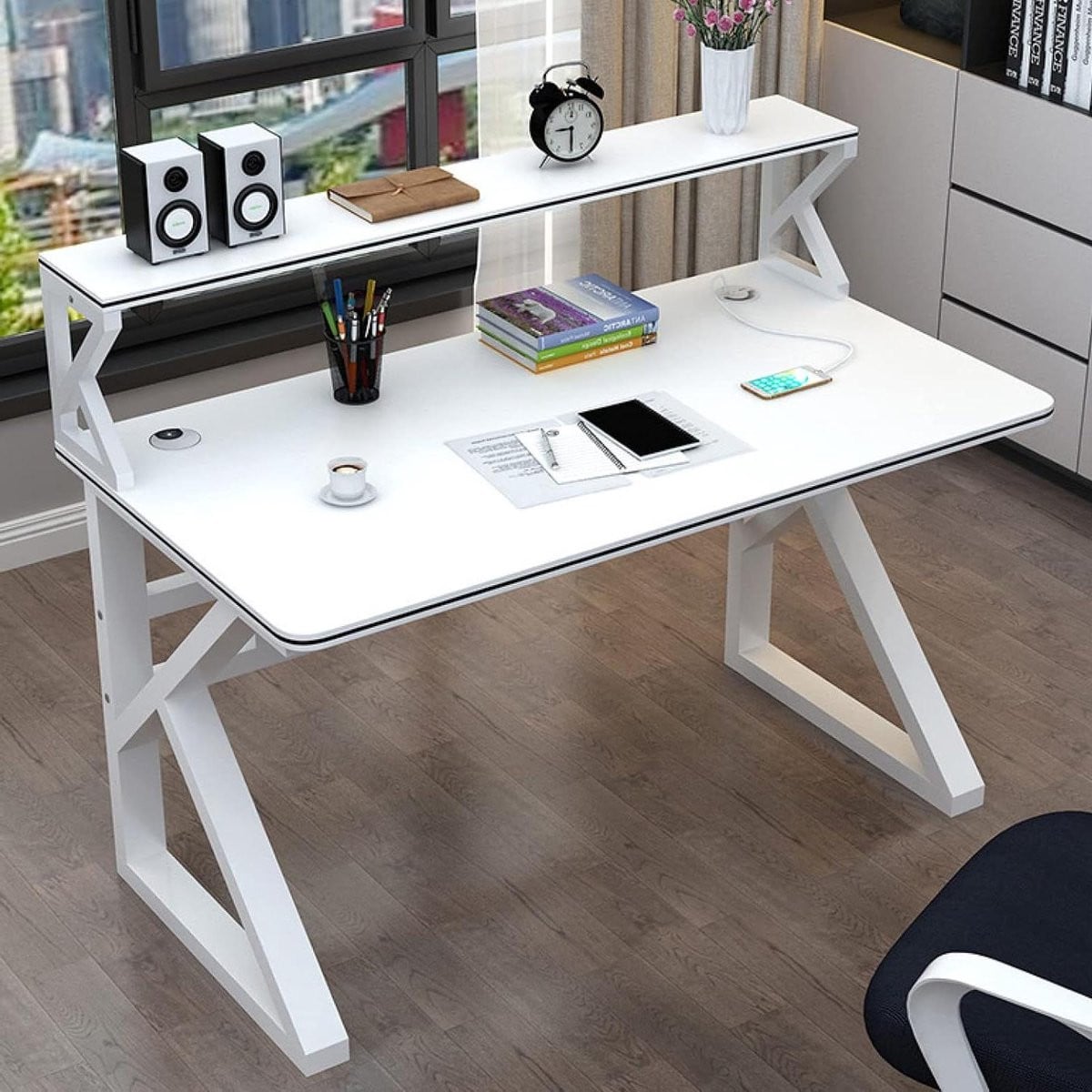 Wit computerbureau met boekenplank en stevig metalen frame voor je thuiskantoor