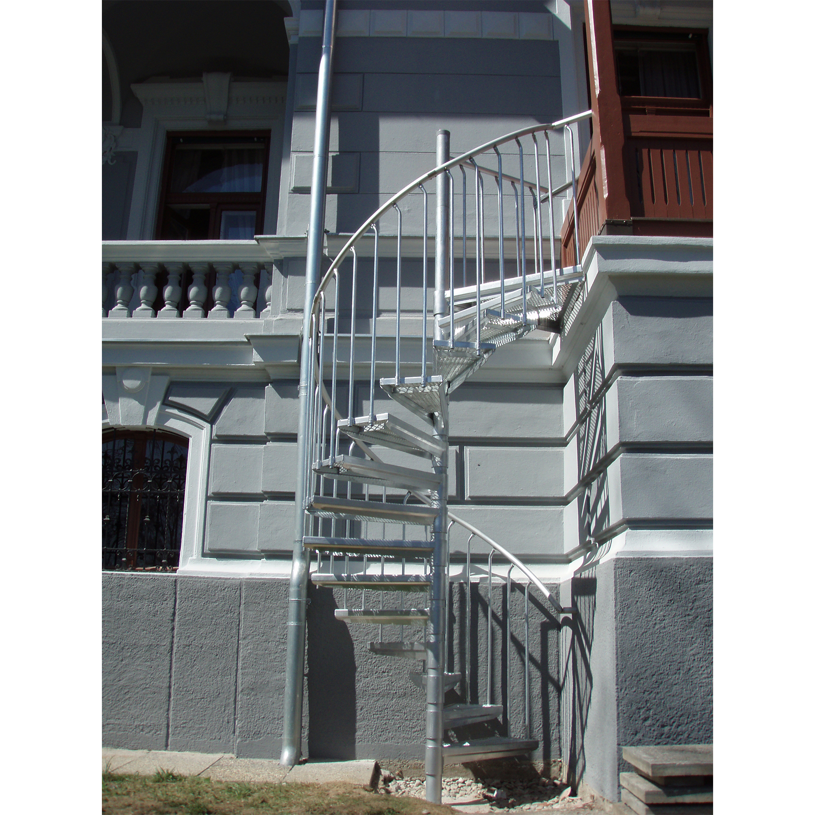 Treba Frewa Spindeltreppe Arizona 180cm Spindel Nenndurchmesser 216 - 252cm Geschosshöhe mit 12 Steigungen und Edelstahl Handlauf