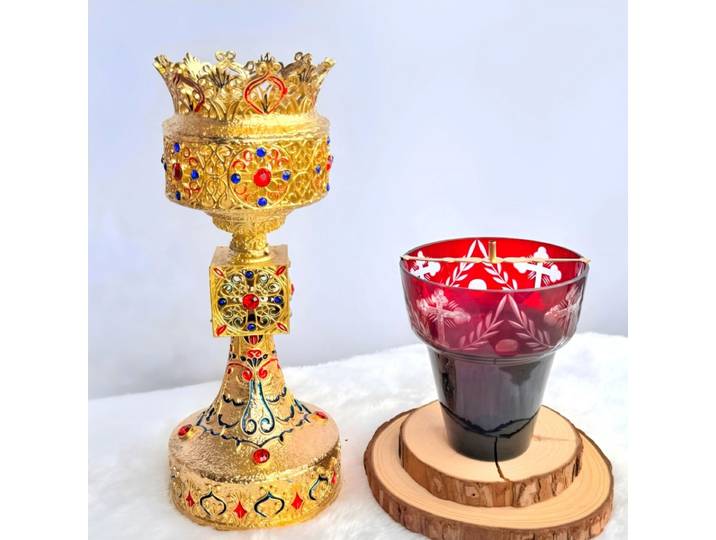 Calice liturgique orthodoxe catholique plaqué or avec émail et pierres rouges, et coupelle en verre rouge pour la communion en église, l'autel domestique et la dévotion