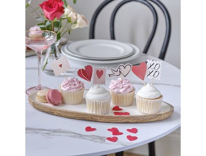 Ginger Ray Valentijnsdag cupcake toppers met harten, postzegels, enveloppen en meer 12 Pack