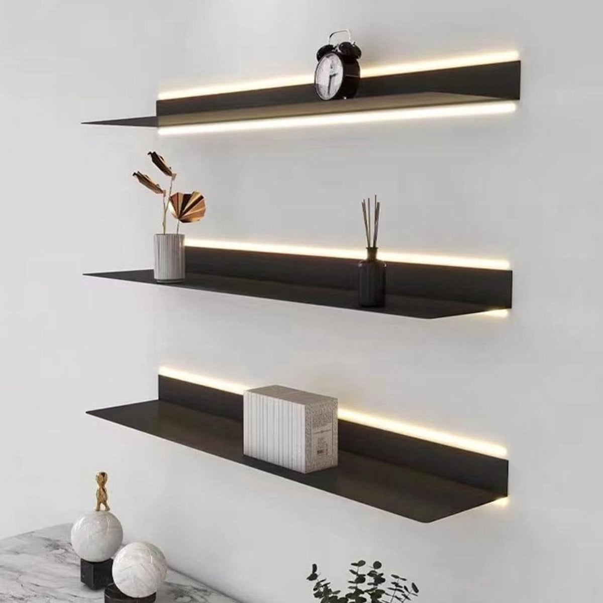 Zwarte metalen zwevende wandplank met ingebouwde LED-verlichting, 80 cm
