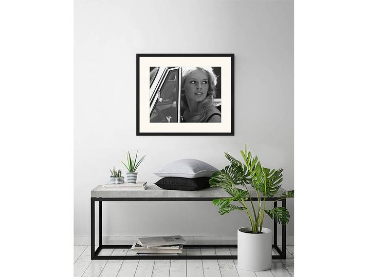 Bild Brigitte Bardot driving Rahmen: Alu-Dibond Abdeckung: Plexiglas Schwarz 63 x 53cm