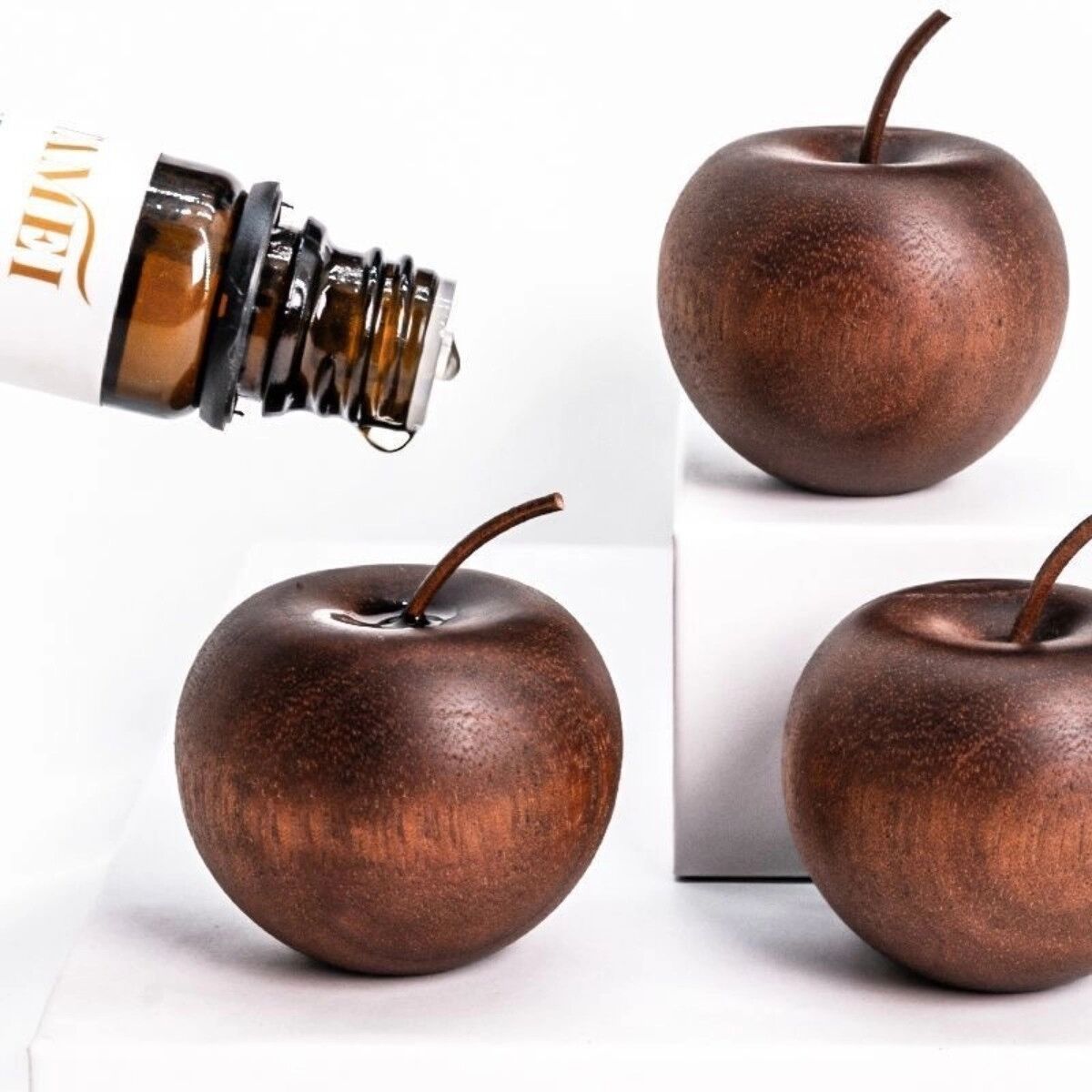 INF Apfelornament aus massivem Pfirsichholz x2, brauner Auto-Aroma-Diffusor und Innendekoration