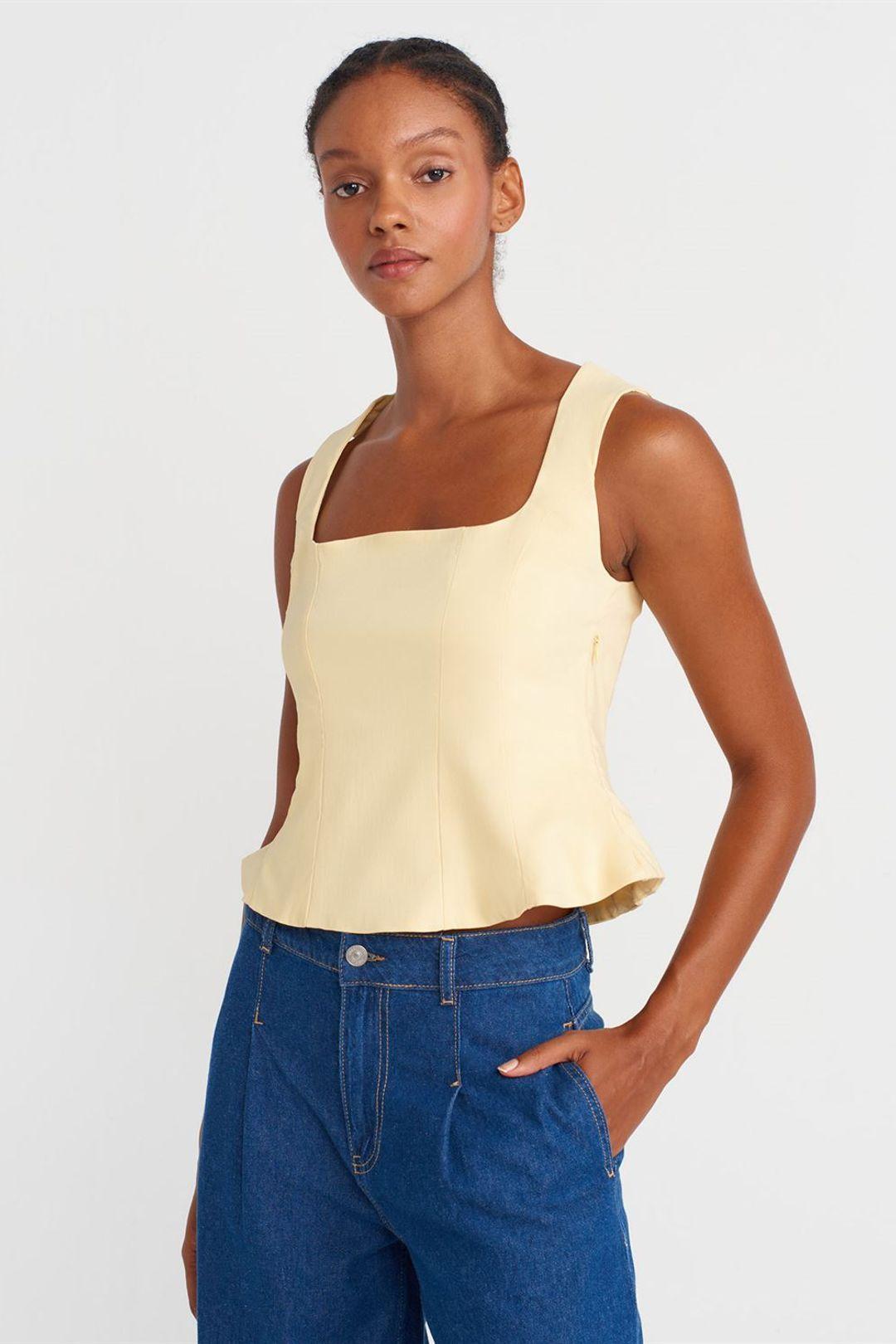 Taillierte ärmellose Bluse mit quadratischem Ausschnitt