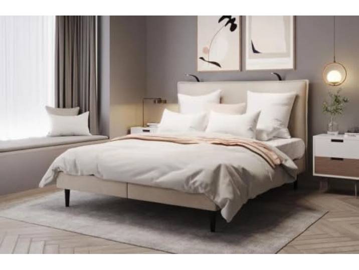 TRADA Polsterbett Calma Bett mit Matratze und Kopfteil 140x200, Beige Elegantes Bett auf 18 cm hohen Füßen, Ohne zusätzlichen Bettkasten, Inklusive zwei integrierter LED-Leselampen