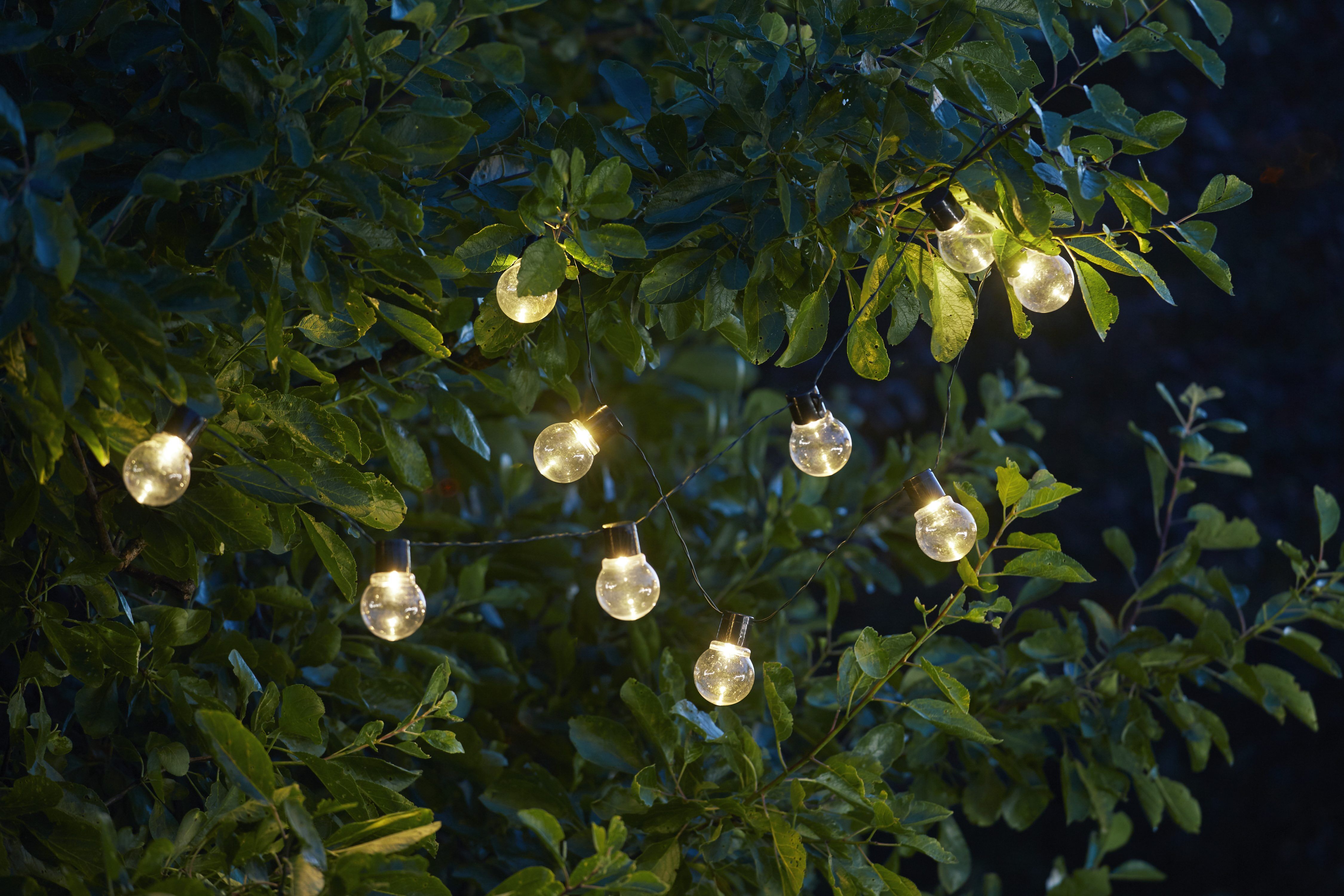 LED-Lichterkette "Partaj Solar", transparent (schwarz), Dioden 10 Stk. Flammen 10 Stk., Gesamtlänge 1,8m, PARFORCE TRADITIONAL HUNTING, Lichterketten, Ø 5 cm, ca. 1,8 m + 2 m Zuleitung, klar, Kunststoff, Akku, outdoor, LED-Lichterkette