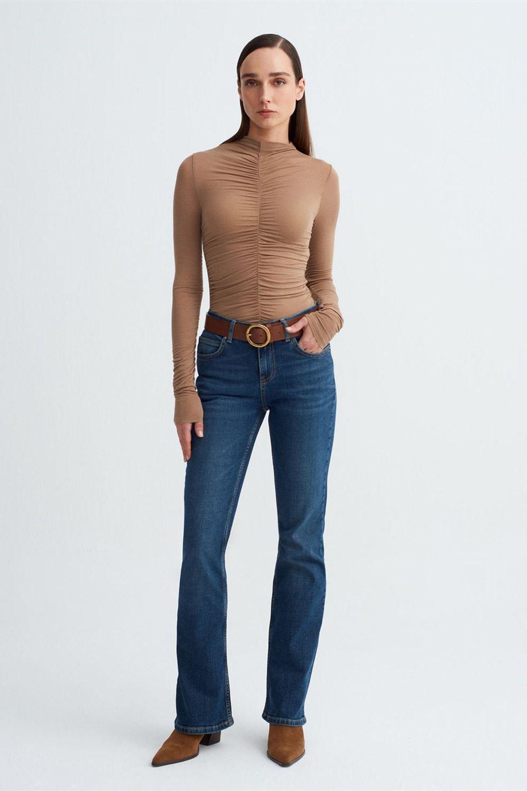 Niedrig geschnittene Gerade Jeans