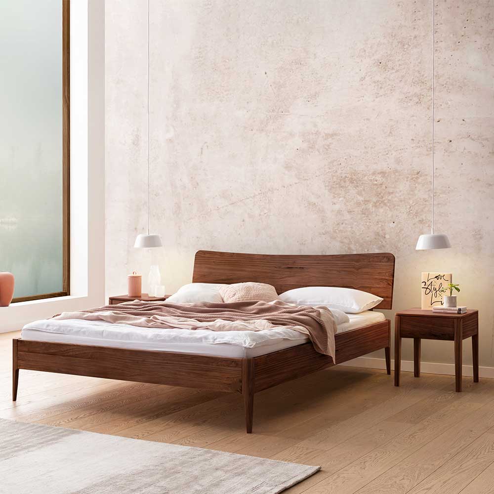 Pharao24.de Nussbaum Massivholz Doppelbett in modernem Design 38 cm Einstiegshöhe