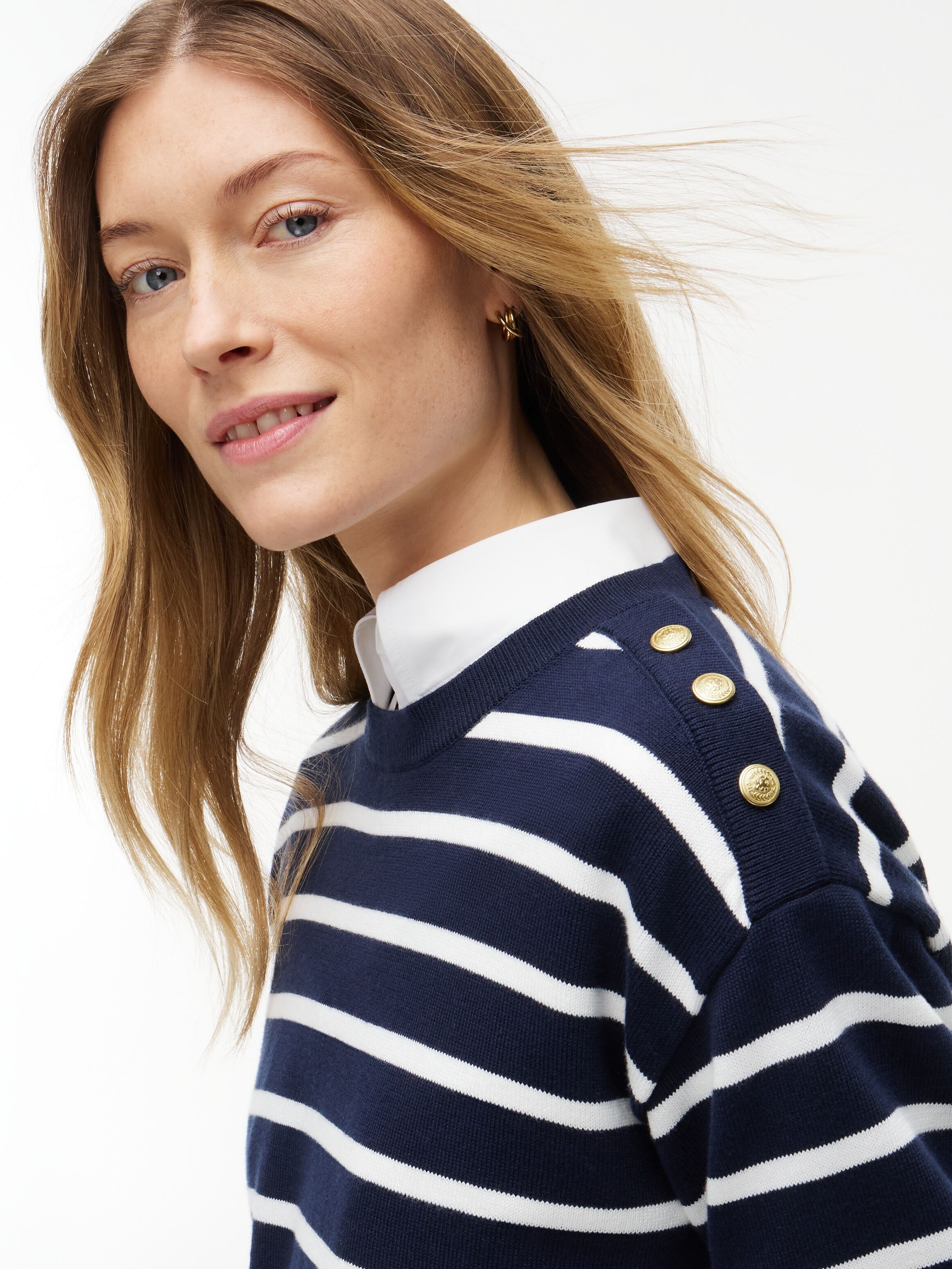 Strickpullover TOMMY HILFIGER "STRIPED SCRIPT LOGO SWEATER LS", Damen, Gr. XS (34), breton stp dunkelblau ecru, Strick, Obermaterial: 100% Baumwolle, gestreift, normal, Rundhals, Pullover Strickpullover, Baumwolle, goldfarbene Zierknöpfe breton stp dunkel