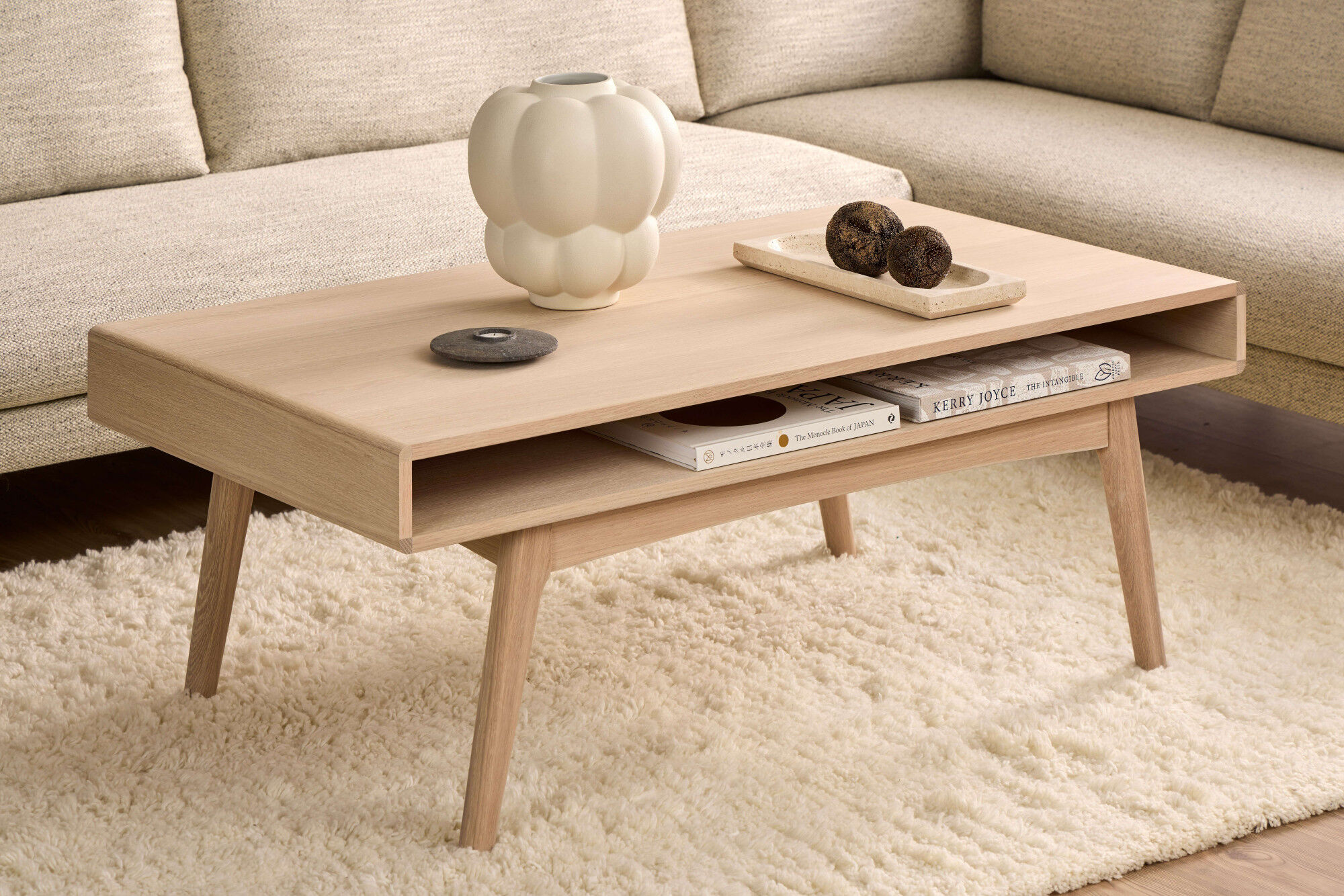 Couchtisch ACTONA GROUP "Marte, zeitlos & praktisch, Stubentisch mit offenem Stauraum", beige (weiß, weiß pigmentiert, weiß pigmentiert), B:130cm H:50cm T:70cm, Tische, Couchtisch, Weiss pigmentiertes Eichenfurnier, pflegeleicht & robust. B: 130 cm. weiß,