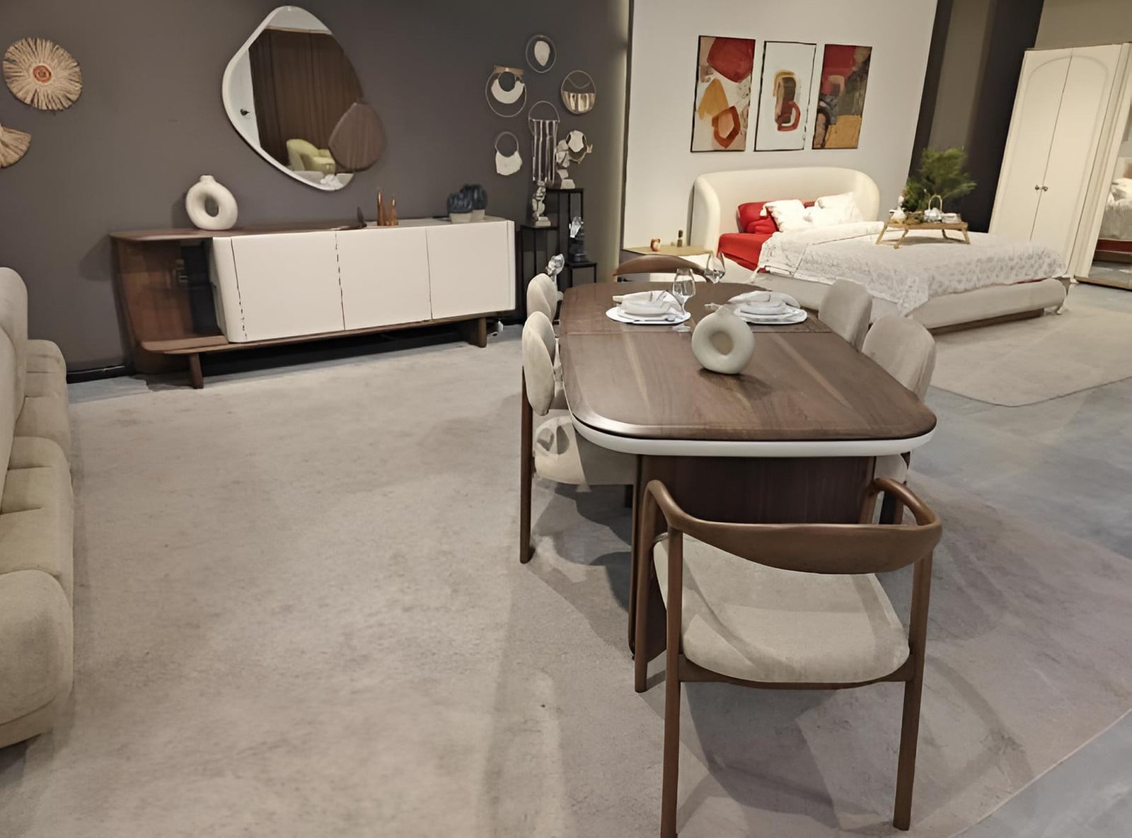 Modern eetset met houten tafel, design stoelen en console voor volwassenen