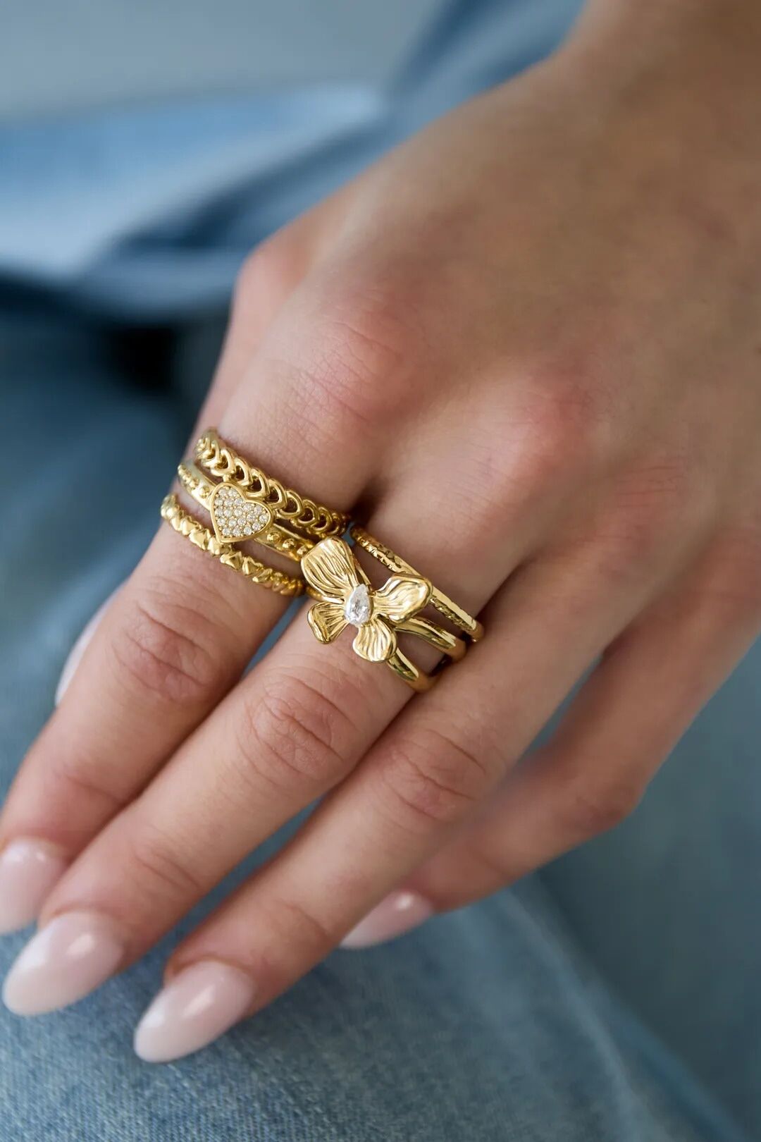 Fingerring ADELIA´S "LIVAYA", gold (goldfarben), Fingerringe, Damen, verstellbar, Edelstahl, Fingerring, Trendig mit plastischer Blüte und Strasssteinen im Zentrum