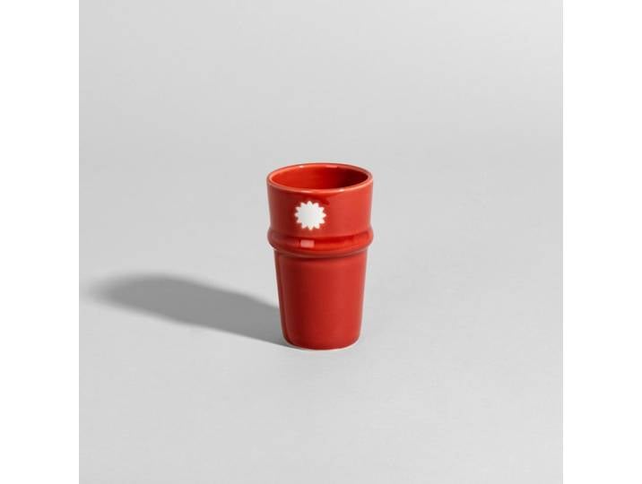 Orangefarbener Keramikbecher