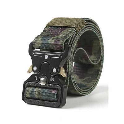 robuster taktischer Gürtel im Camouflage-Muster mit Metallschnalle – stilvoll und praktisch für Outdoor-Fans, die gerne wandern, campen und militärische Aktivitäten mögen