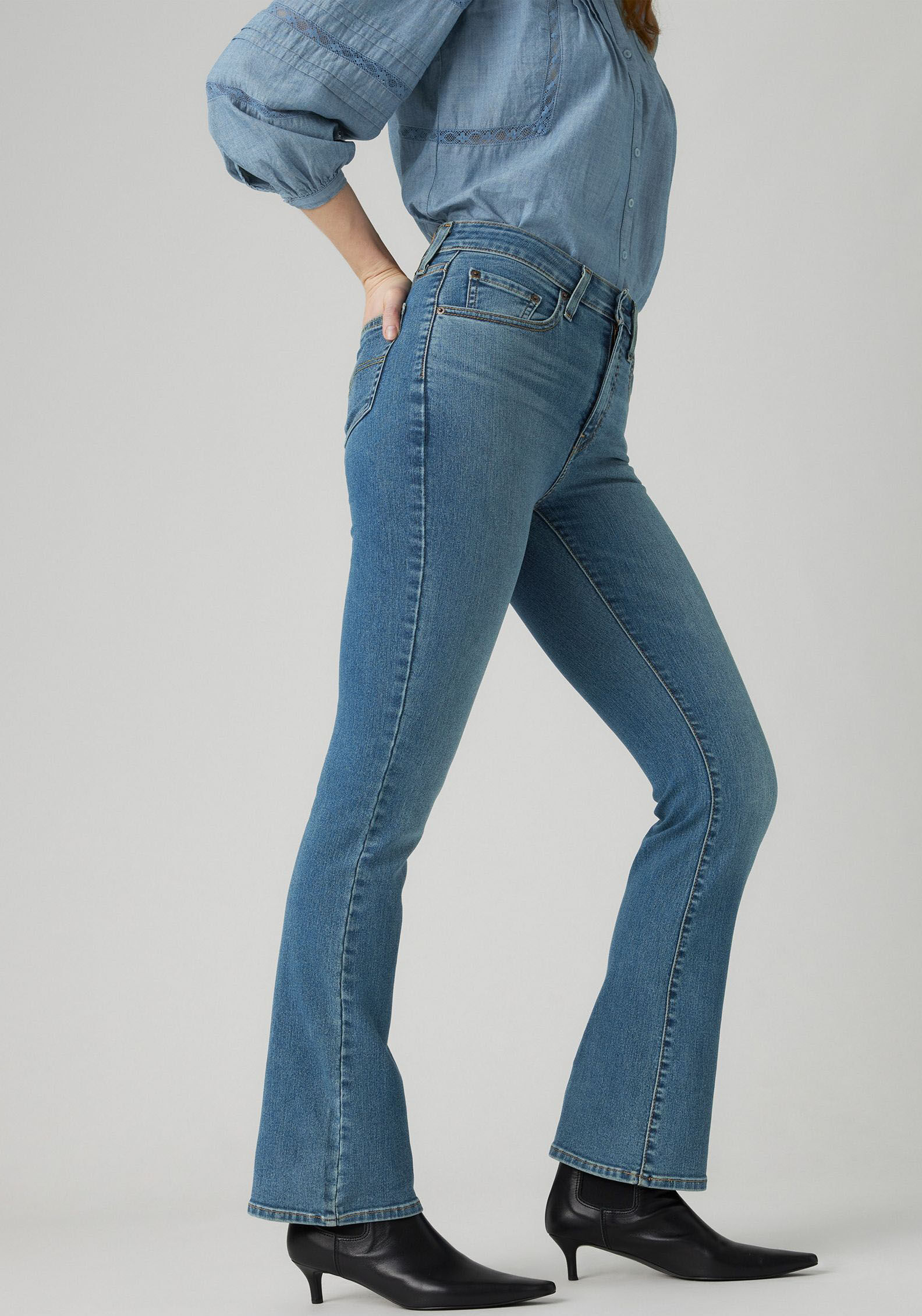 Bootcut-Jeans LEVI'S "725 HIGH RISE BOOTCUT", Damen, Gr. 30, Länge 30, blau (hint of tint), Denim/Jeans, Obermaterial: 80% Baumwolle, 19% Polyester, 1% Elasthan, bootcut fit lang, Jeans Bootcut-Jeans hint of tint 30, Länge 30