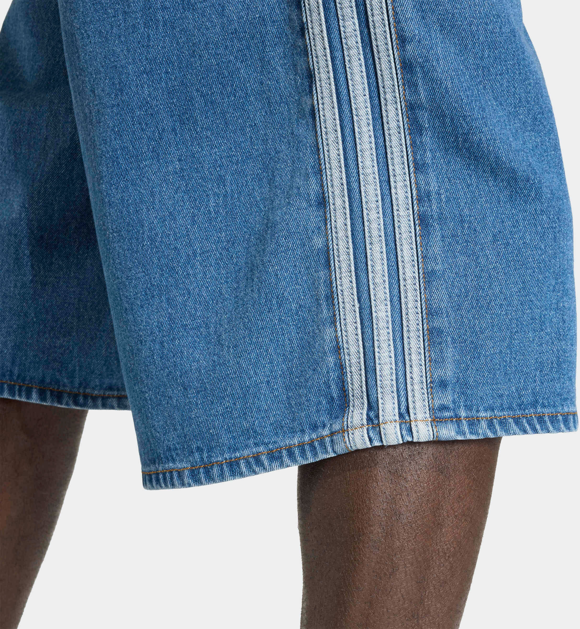 Shorts ADIDAS ORIGINALS "FIREBIRD ADICOLOR DENIM JORT", Herren, Gr. 36 (52), N-Gr, medium vintage denim, normal, gr., Obermaterial: 100% Baumwolle, Hosen Shorts medium vintage denim, normal, gr. 36 (52), N-Gr